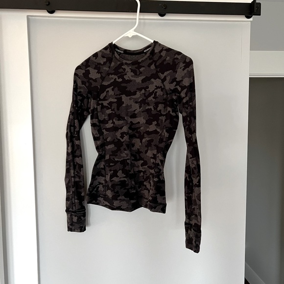 Lululemon black and gray camouflage top with side zipper pocket! Sz S - Picture 1 of 5